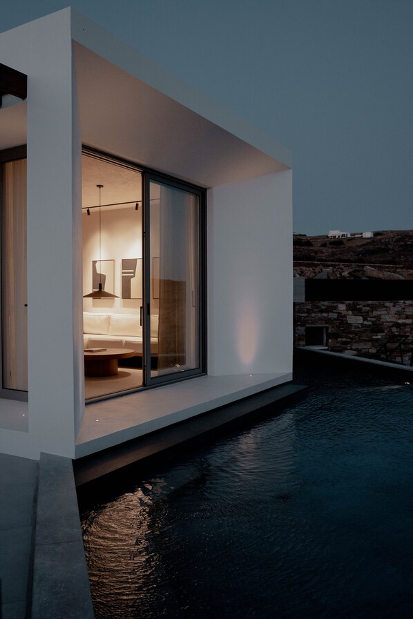 3 piscines extérieures, chaises longues