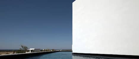 3 outdoor pools, pool loungers