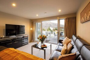 TV, offices - Remarkable Apt| Lake & Mountain Views, Garage (Queenstown)