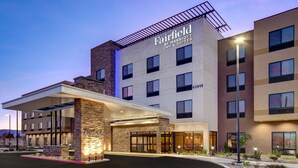 Edificio del hotel Fairfield by Marriott Inn & Suites con diseño moderno, fachada de piedra, múltiples ventanas y una zona de acceso cubierta.