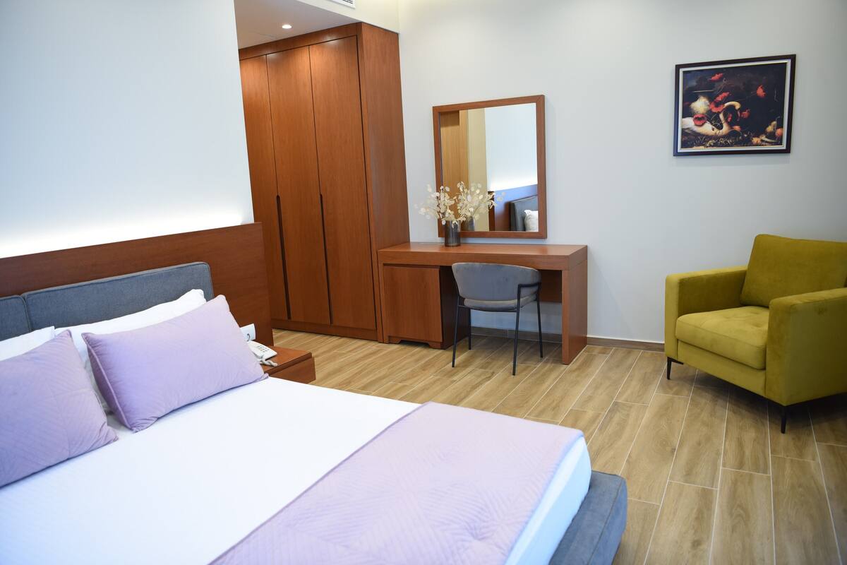 Queen Suite | In-room safe, desk, laptop workspace, soundproofing