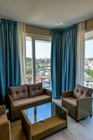 Queen Suite | Oppholdsområde | En 13-tommers smart-TV med Parabol-TV samt TV og Netflix