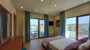 Dobbeltrom – superior, byutsikt | Safe på rommet, individuelt dekorert og skrivebord