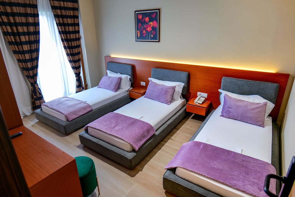 Triple Room | In-room safe, desk, laptop workspace, soundproofing