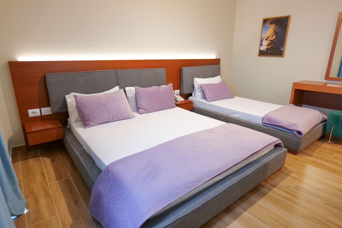 Triple room, French Balcony | Een kluis op de kamer, individueel gedecoreerd, een bureau