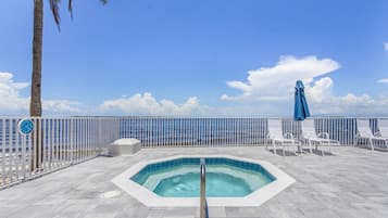 Una piscina al aire libre, una piscina climatizada