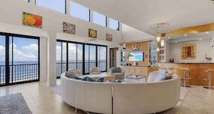 Penthouse on the Beach! Beautiful Sunset Views!