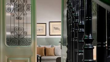 ATHINAIDOS SUPREME RESIDENCE by K&K | Literie de qualité supérieure, coffres-forts dans les chambres