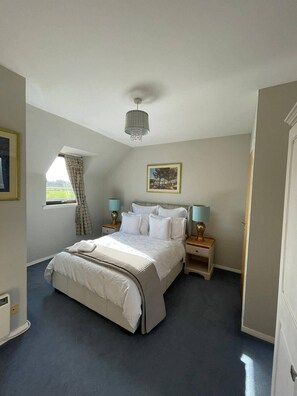 2 bedrooms, iron/ironing board, travel cot, free WiFi - Harbour View, 50m to the Beach and free Parking! (Nairn)
