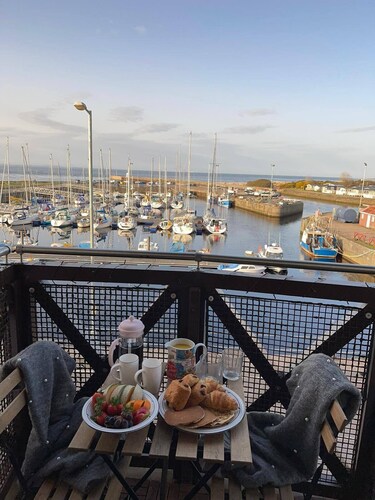 Harbour View, 50m to the Beach and free Parking! 