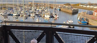 Harbour View, 50m to the Beach and free Parking! 