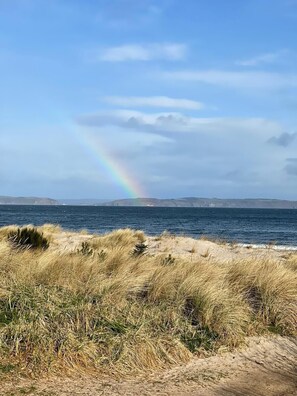 بالقرب من الشاطئ