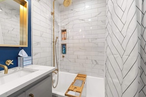 Bathtub, free toiletries, hair dryer, towels - Emerald Indigo House | Pet Friendly (Dallas)
