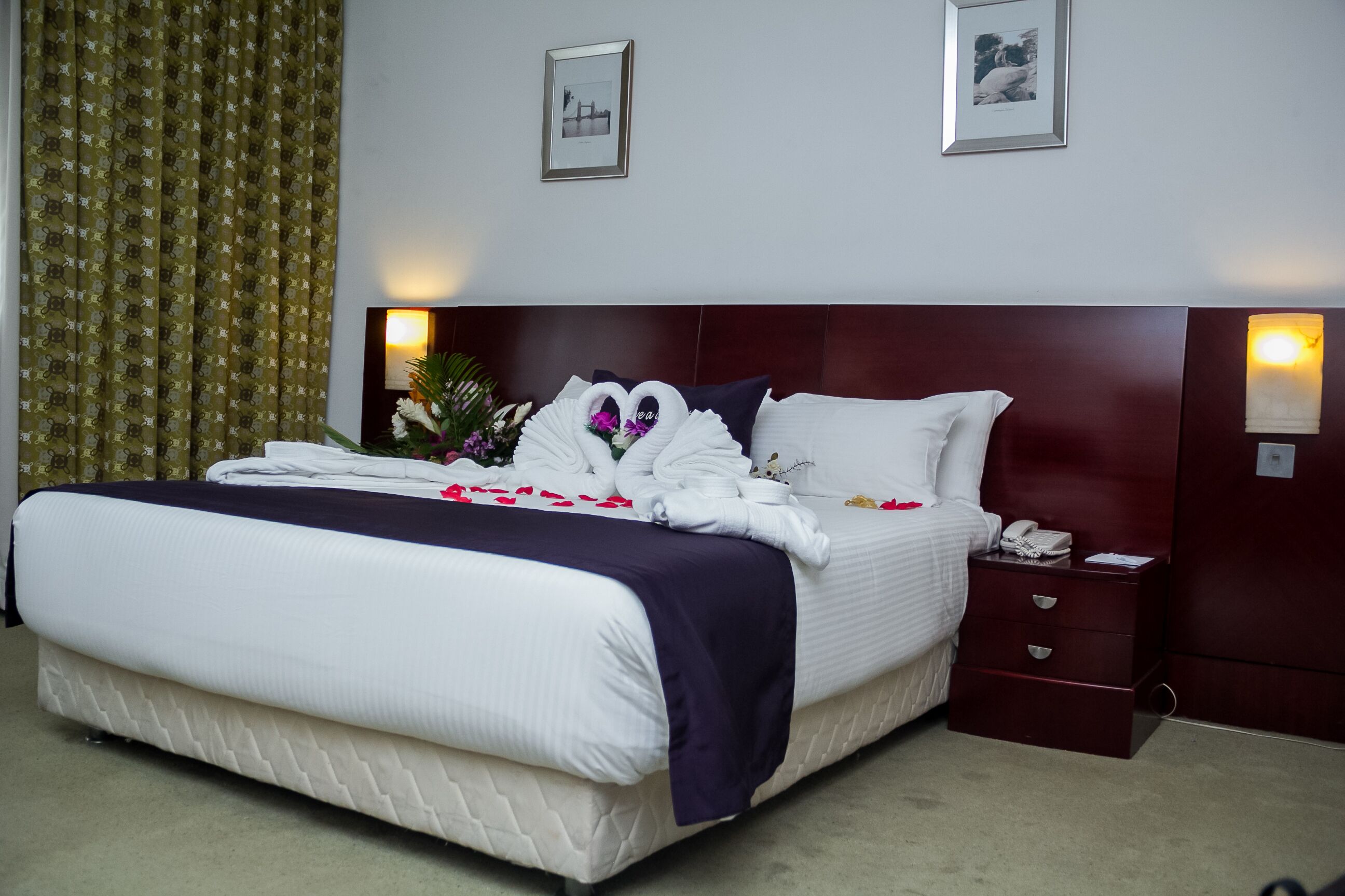 desk, free wifi, bed sheets