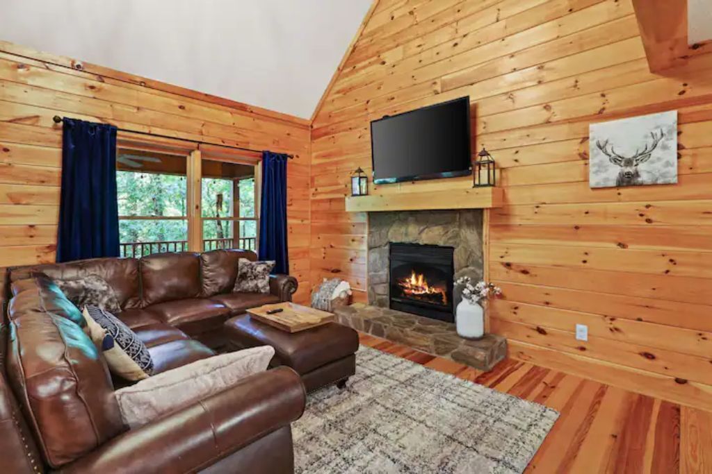 Smart-tv, een open haard, videospelletjes en een tafeltennistafel