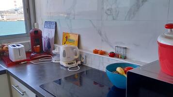 Réfrigérateur, micro-ondes, four, plaque de cuisson