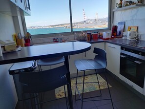 Een koelkast, een microgolfoven, een oven, een kookplaat