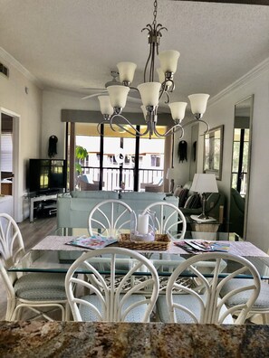 Smart-TV, DVD-spiller og stereoanlegg