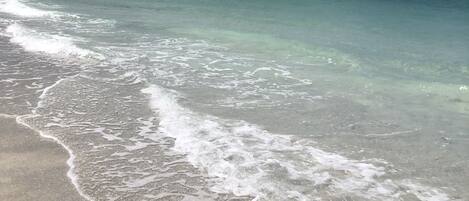 Playa en los alrededores y toallas de playa