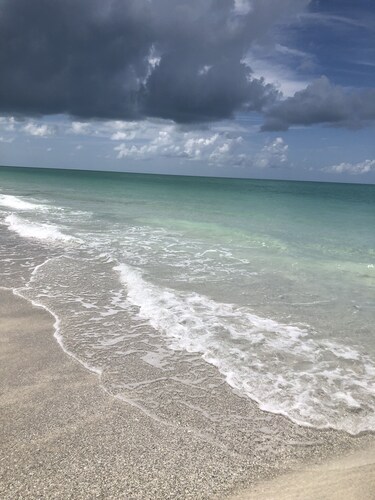 Top floor corner unit 2 bedroom Condo in Shorewalk Anna Marie Island 15 min 