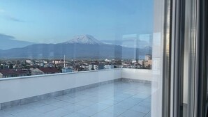 A balcony with a view of a mountain and a cityscape. - Atlihan Plus Hotel (Dogubayazit)