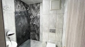 Shower, rainfall showerhead, hair dryer, towels - Atlihan Plus Hotel (Dogubayazit)
