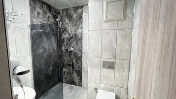 Ducha, cabezal de ducha tipo lluvia, secador de pelo, toallas