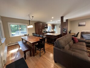 TV connectée, livres, écrans d'ordinateur