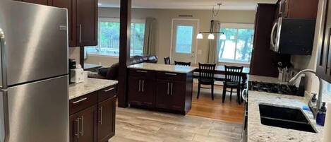 Kylskåp, mikrovågsugn, ugn och spishäll