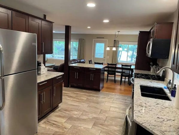 Geladeira, micro-ondas, fogão, cooktop