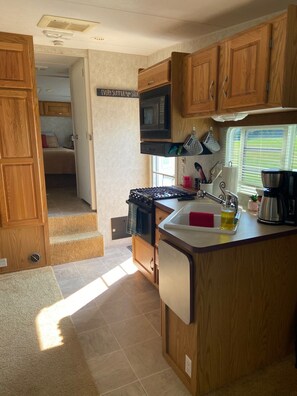 Private kitchen - Cute Camper w/ firepit nestled next to woods with lots of wildlife. (Hesperia)