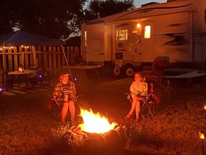 Property grounds - Cute Camper w/ firepit nestled next to woods with lots of wildlife. (Hesperia)