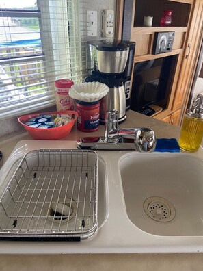 Private kitchen - Cute Camper w/ firepit nestled next to woods with lots of wildlife. (Hesperia)