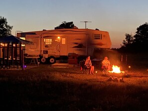 Exterior - Cute Camper w/ firepit nestled next to woods with lots of wildlife. (Hesperia)