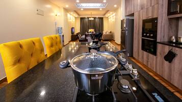 Refrigerador, microondas, horno y parrilla de estufa