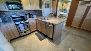 Una cucina moderna dotata di forno, microonde ed elettrodomestici.