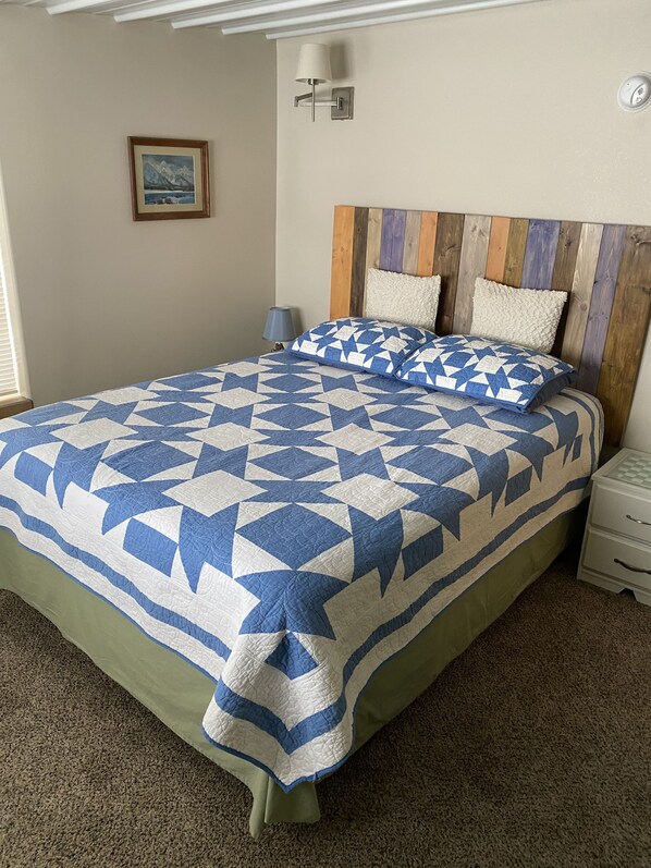 2 chambres, coffres-forts dans les chambres, fer et planche à repasser