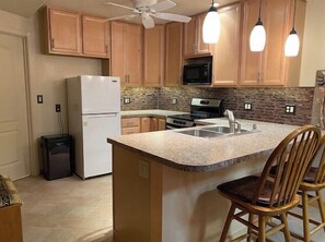 Een koelkast, een microgolfoven, een oven, een kookplaat