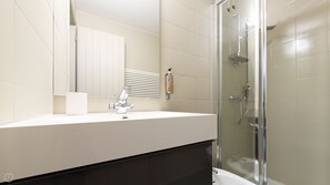Dusche, kostenlose Toilettenartikel, Haartrockner, Handtücher