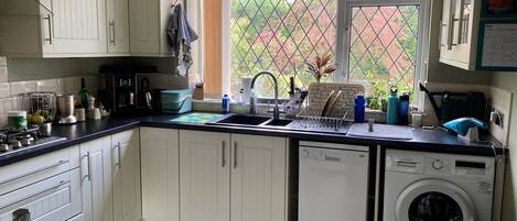 Frigorifero, microonde, forno, piano cottura