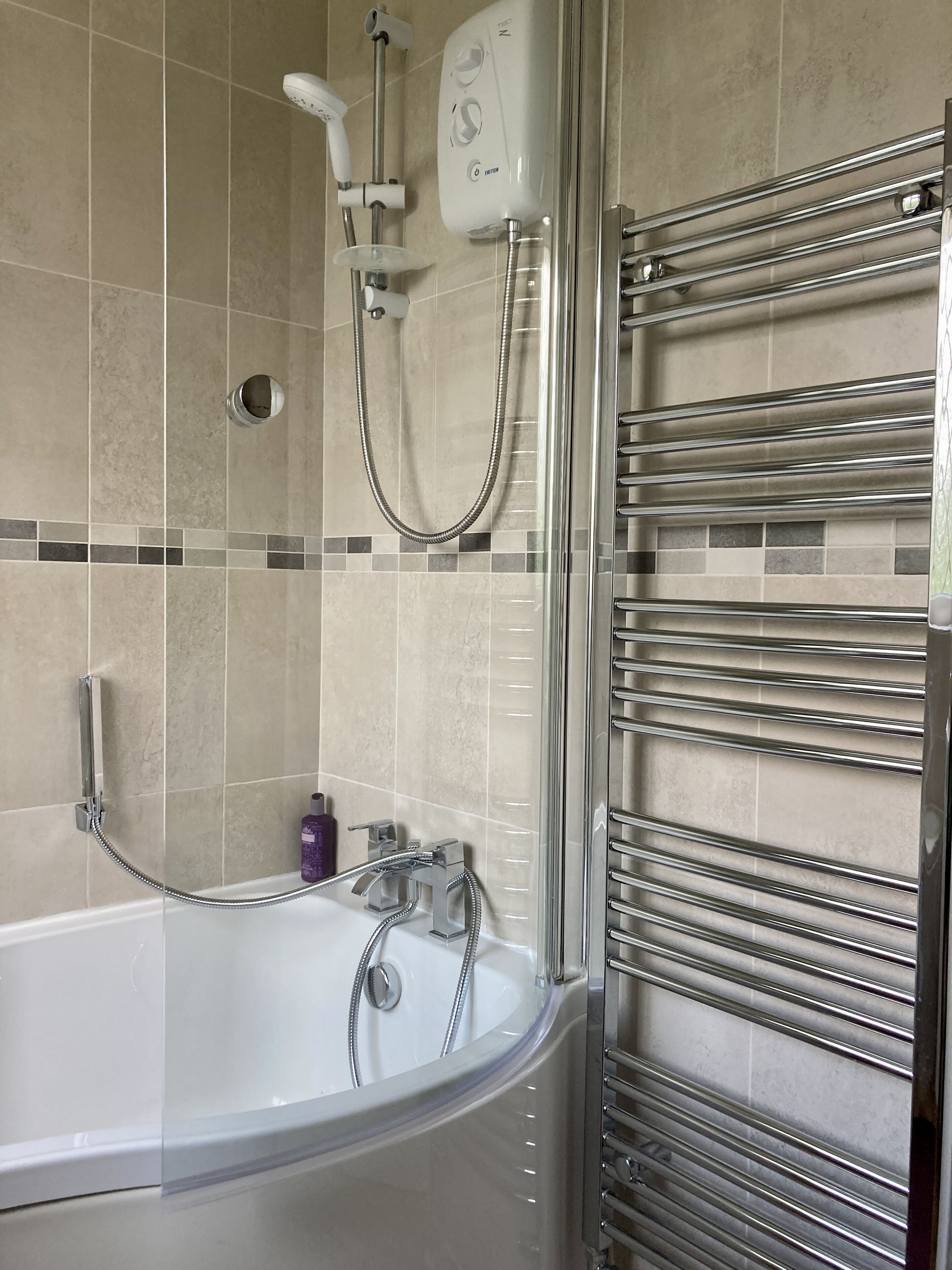 Combined shower/bathtub, towels, soap, shampoo