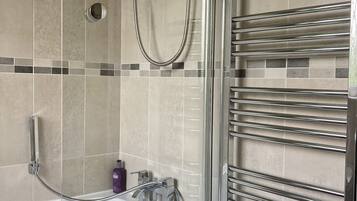 Combined shower/bathtub, towels, soap, shampoo