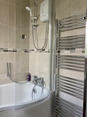 Combined shower/bathtub, towels, soap, shampoo