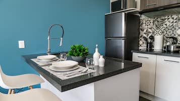 微波爐、咖啡機/沖茶器、廚房用具/餐具/器皿、餐桌