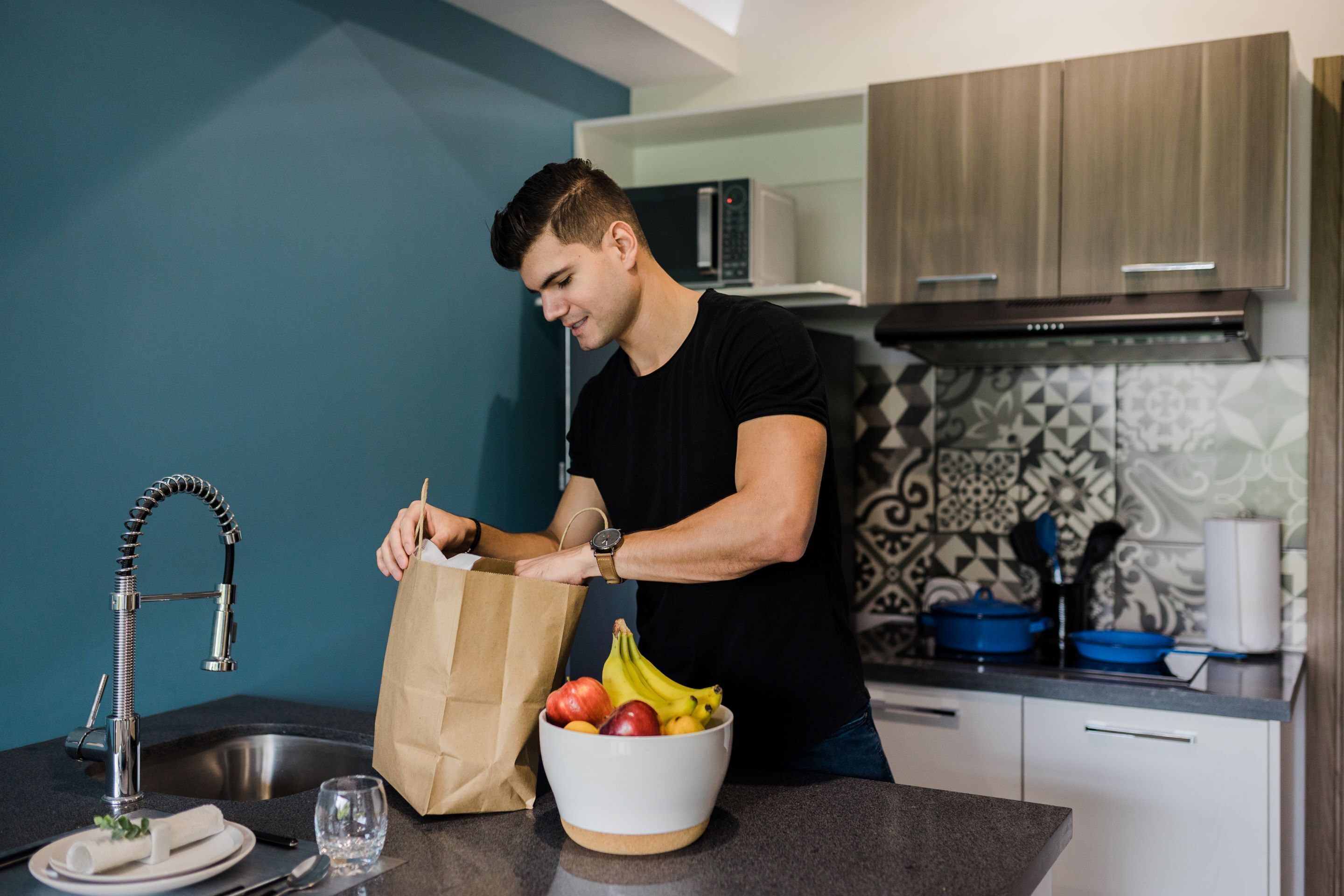 微波爐、咖啡機/沖茶器、廚房用具/餐具/器皿、餐桌