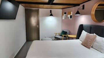 Tabla de planchar con plancha, wifi gratis y ropa de cama