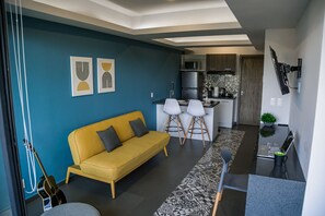 Appartement Deluxe | Coin séjour | TV connectée de 42 pouces avec chaînes numériques