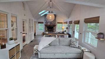 TV connectée, cheminée, livres, imprimantes