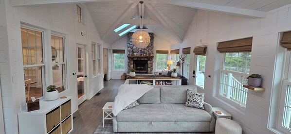 Téléviseur connecté, foyer, livres, imprimante