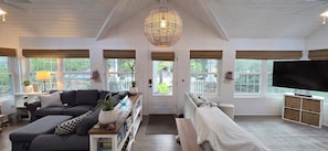 Smart TV, fireplace, books, printers - Relaxing Woodsy Cottage Retreat: Perfect for Families & Friends [Sleeps 8] (Michigan City)